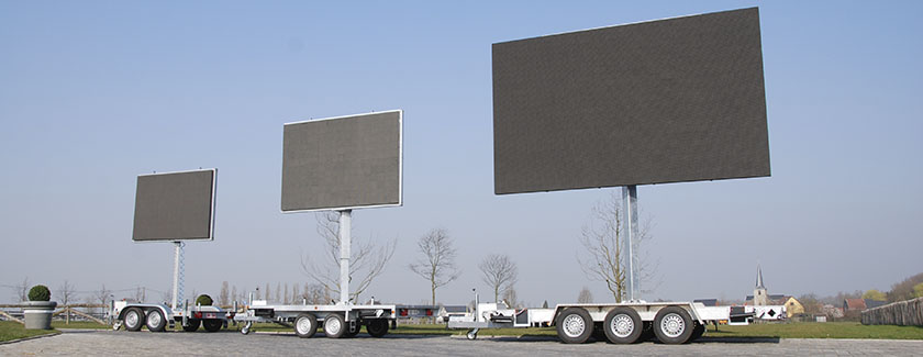 Opstelling van 3 ledschermen op aanhangwagen met pixel pitch P10. Van links naar rechtseen een 4m², 6m² en 15m² exemplaar